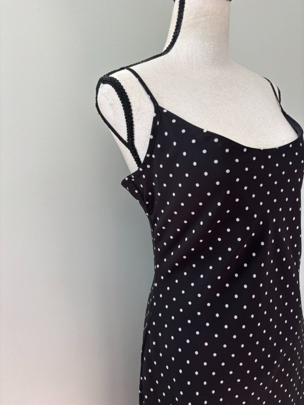 GUESS Akilina Polka Dot Midi Dress Size Medium NWT - Picture 2 of 7